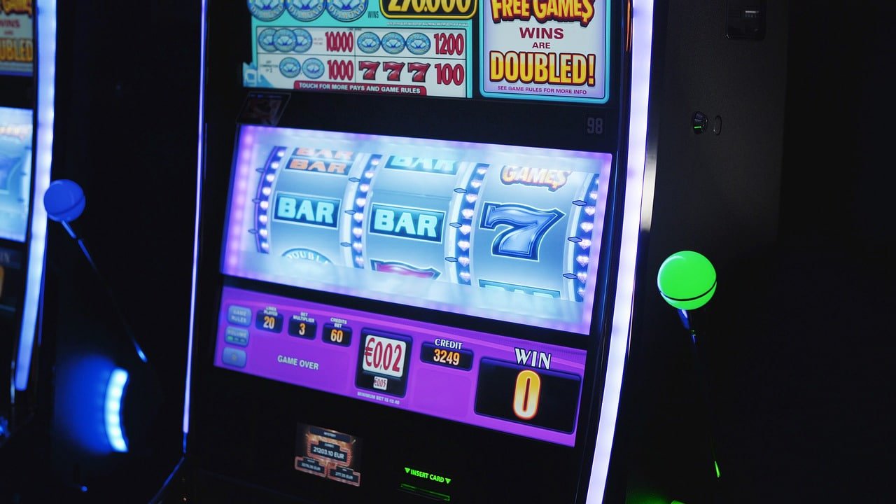 Dealer live casino di studio modern sedang melayani pemain dengan antarmuka platform kura2