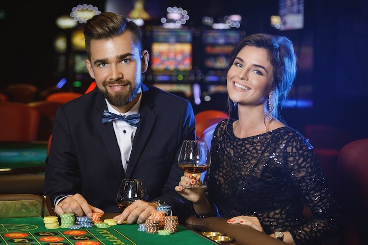 Pemain menggunakan perangkat mobile untuk menikmati permainan baccarat live dengan desain modern